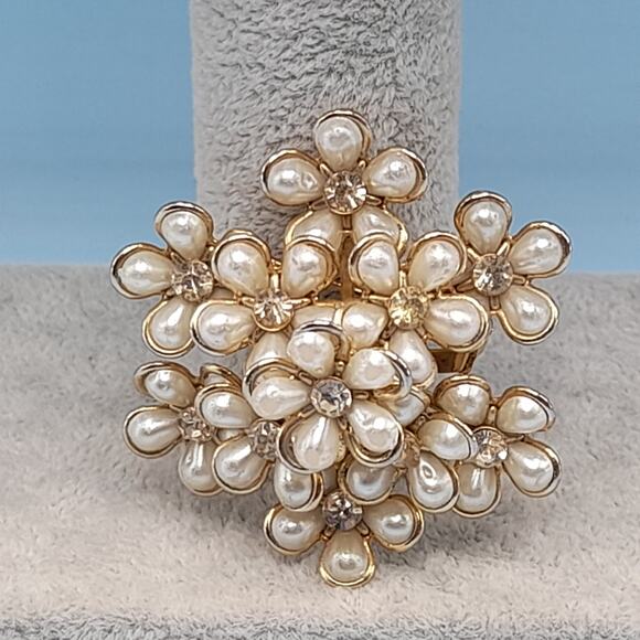 Vintage Coro Faux Pearl Flower Brooch, Clear Rhinestones, 1950s, 2 Inches - Picture 9 of 12